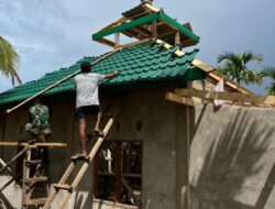 Kubah Musholla Al Huda Telah Terpasang, Satgas Bakti TNI AD untuk Rakyat Lanjutkan Pemasangan Atap