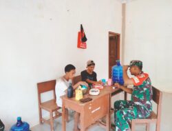 Babinsa Koramil 02/Muara Siberut Motivasi Tukang dan Gelar Komsos di Desa Muara Siberut
