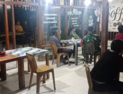 Babinsa Koramil 03/Sioban Gelar Nonton Bareng Piala Dunia Bersama Warga