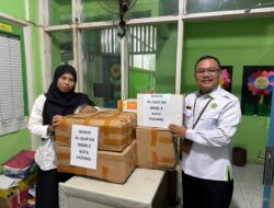 MAN 2 Padang Serahkan 130 Mushaf Al Quran untuk Dukung Gerakan Wakaf