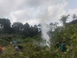 Babinsa Koramil 03/Sioban Gotong Royong Bersama Warga Bangun Kantor Baru Desa Tuapejat