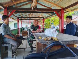 Babinsa Koramil 04/Sikakap Jalin Silaturahmi dengan Warga, Bahas Kondisi Ekonomi Masyarakat