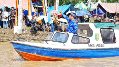 Disambut Ribuan Warga, PLT Bupati H. Muklisin Meriahkan Pembukaan Pacu Jalur Rayon IV Gunung Toar