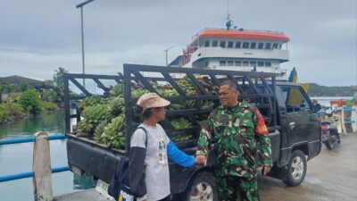 Babinsa Koramil 04/Sikakap Perkuat Silaturahmi dengan Warga Binaan Melalui Komsos
