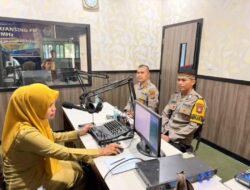 Kapolsek Kuantan Mudik dan Bhabinkamtibmas Ajak Masyarakat Lestarikan Tradisi Pacu Jalur