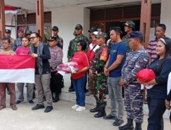 Danramil 04/Sikakap Dampingi Bupati Mentawai Bagikan 150 Bendera Merah Putih kepada Warga Desa Sikakap