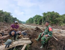 Babinsa Koramil 01/Muaro Sikabaluan Jalin Silaturahmi dengan Nelayan Melalui Komsos