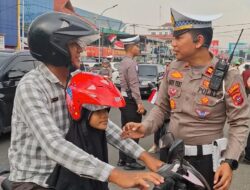 Sambut HUT ke-81 RI, Satlantas Polres Payakumbuh Bagikan Bendera dan Helm di Jalanan
