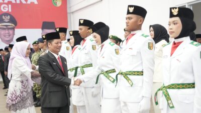 PLT BUPATI KUANSING KUKUHKAN PASKIBRAKA, TEGASKAN TUGAS SUCI DI HARI KEMERDEKAAN