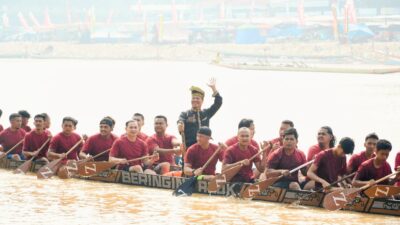 PLT Bupati Muklisin Jadi Timboruang, Jalur Selendang Puti Rano Biso Raih Runner Up Pacu Jalur Eksibisi