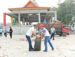 Gotong Royong Massal Pasca Pacu Jalur, Pemkab Kuansing Bersihkan Tepian Narosa dan Taman Jalur
