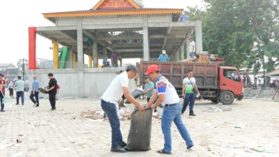 Gotong Royong Massal Pasca Pacu Jalur, Pemkab Kuansing Bersihkan Tepian Narosa dan Taman Jalur