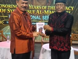 Mustafa Akmal Serahkan Buku Memoar kepada Fauzi Bahar dalam Seminar Internasional di Jakarta