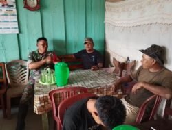 Babinsa Koramil 04/Sikakap Gelar Komsos Bersama Mitra Karib di Desa Saumanganya