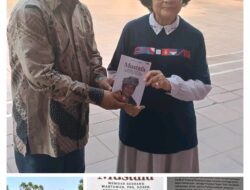 Mustafa Akmal Serahkan Buku Autobiografi kepada Meutia Hatta di Tugu Proklamator