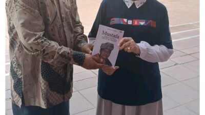 Mustafa Akmal Serahkan Buku Autobiografi kepada Meutia Hatta di Tugu Proklamator