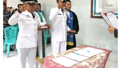 Bupati Mentawai Rinto Wardana Lantik Emilius Sabagalet dan Seltius Sibulatnia sebagai Pj Kepala Desa