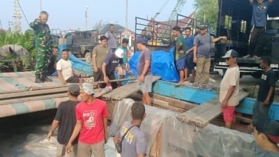 Babinsa Koramil 03/Sioban Dampingi Penyaluran Beras Bantuan Pangan di Sipora Jaya