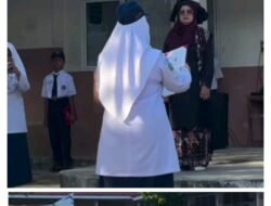 Pakaian Adat Minangkabau Dipakai Guru dan Tenaga Kependidikan MTsN 5 Kota Padang Mengikuti Upacara Bendera