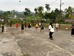 Pererat Kemanunggalan TNI dan Rakyat, Satgas TMMD ke-130 Bermain Voli Bersama Ibu-Ibu Warga Desa Goisoinan