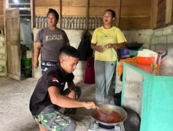 Hangatnya Kebersamaan Satgas TMMD ke-130 Kodim 0319/Mentawai, Makan Bersama Ibu Angkat Pererat Kekeluargaan