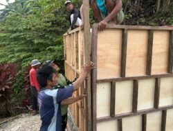 Satgas TMMD ke-130 Bersama Warga Kebut Pemasangan Bak Penampung Air di Dusun Pogari