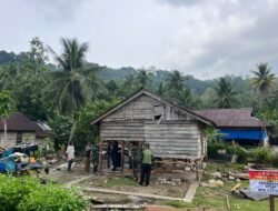 Satgas TMMD ke-130 Mulai Pemasangan Kuda-Kuda RTLH Milik Ibu Clara di Goiso’oinan