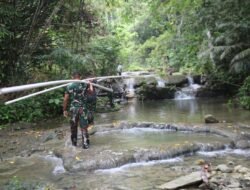 Tak Kenal Lelah Menyeberangi Sungai dan Menembus Lembah, Satgas TMMD ke-130 Kodim 0319/Mentawai Perjuangkan Air Bersih untuk Warga Pogari