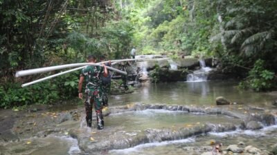 Tak Kenal Lelah Menyeberangi Sungai dan Menembus Lembah, Satgas TMMD ke-130 Kodim 0319/Mentawai Perjuangkan Air Bersih untuk Warga Pogari