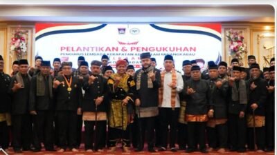 Fadly Amran Kukuhkan Irwan Basir sebagai Ketua LKAAM Kota Padang Periode 2026–2031