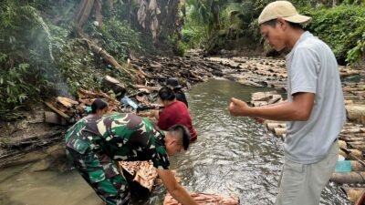 Mengenal Kuliner Khas Mentawai, Satgas TMMD ke-130 Nikmati Toek Bersama Ibu Angkat